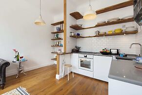 Bright Talbot Road Apartment