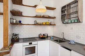 Bright Talbot Road Apartment