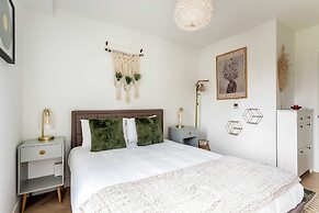 Cosy 2-bed Flat in Vibrant Acton!