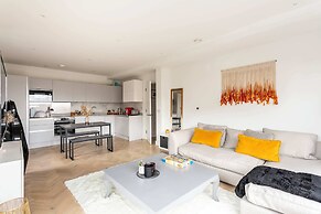 Cosy 2-bed Flat in Vibrant Acton!