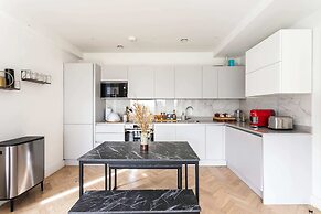 Cosy 2-bed Flat in Vibrant Acton!