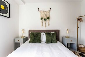 Cosy 2-bed Flat in Vibrant Acton!