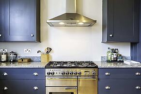 Bermondsey Bliss: Views, Comfort, and City Access!