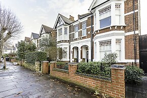 Bermondsey Bliss: Views, Comfort, and City Access!