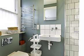 Bermondsey Bliss: Views, Comfort, and City Access!