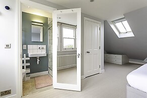 Bermondsey Bliss: Views, Comfort, and City Access!