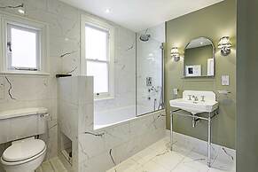 Bermondsey Bliss: Views, Comfort, and City Access!