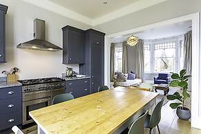 Bermondsey Bliss: Views, Comfort, and City Access!