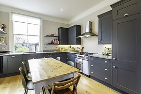 Bermondsey Bliss: Views, Comfort, and City Access!