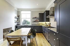 Bermondsey Bliss: Views, Comfort, and City Access!