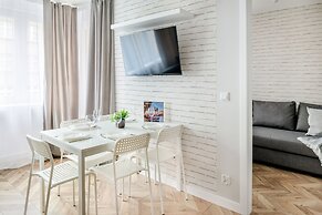 Charming Apartment for 6 by Renters