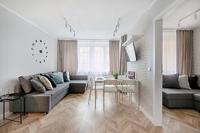 Charming Apartment for 6 by Renters