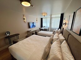 Weingart Suites Hotel