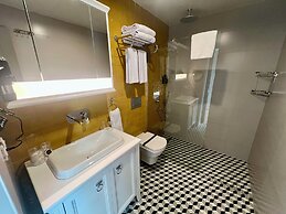 Weingart Suites Hotel