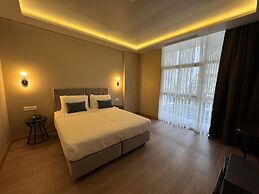 Weingart Suites Hotel