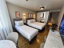 Weingart Suites Hotel