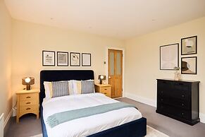 The Peckham Hideaway - Bright 3bdr Flat