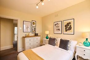 The Peckham Hideaway - Bright 3bdr Flat