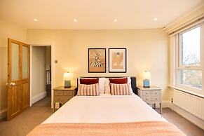 The Peckham Hideaway - Bright 3bdr Flat