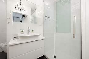 Apartment With Parking by Renters