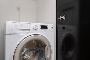 Apartment With Parking by Renters