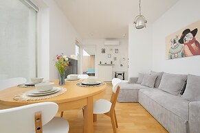 Apartment With Parking by Renters