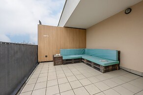 Apartment With Parking by Renters