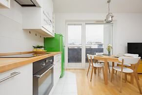 Apartment With Parking by Renters