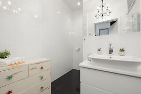 Apartment With Parking by Renters