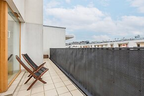 Apartment With Parking by Renters