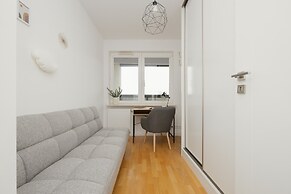 Apartment With Parking by Renters