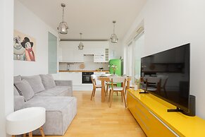 Apartment With Parking by Renters