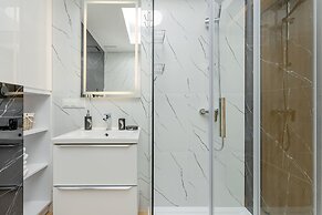 Blue Apartment With Sea View by Renters