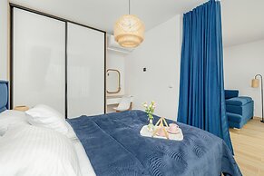 Blue Apartment With Sea View by Renters