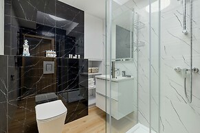 Blue Apartment With Sea View by Renters