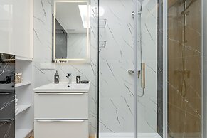 Blue Apartment With Sea View by Renters