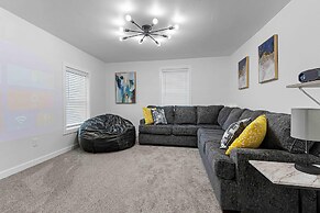 Small Town Retreat- 5br- Movie Theater Room