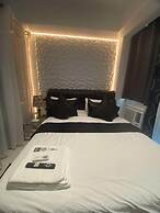 Azure 1BR Citylights With Netlfix Near Airport