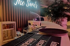 Azure 1BR Citylights With Netlfix Near Airport