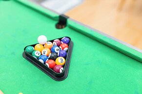 Azure 1BR Citylights With Netlfix Near Airport