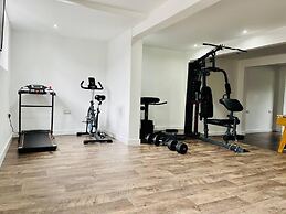 Large Riverside House in Wraysbury, Staines