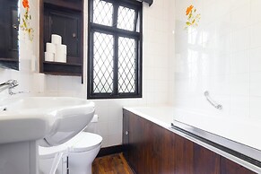 Large Riverside House in Wraysbury, Staines