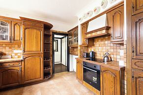 Large Riverside House in Wraysbury, Staines