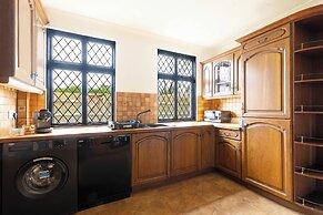 Large Riverside House in Wraysbury, Staines