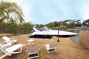 Large Riverside House in Wraysbury, Staines
