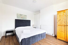 Large Riverside House in Wraysbury, Staines