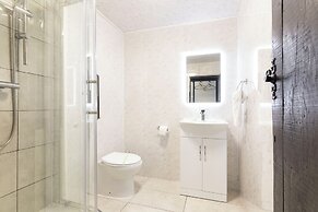 Large Riverside House in Wraysbury, Staines