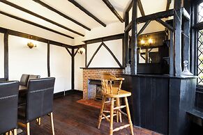 Large Riverside House in Wraysbury, Staines