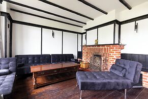 Large Riverside House in Wraysbury, Staines