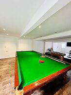 Large Riverside House in Wraysbury, Staines